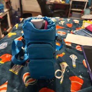 Lug huggie wide in sky